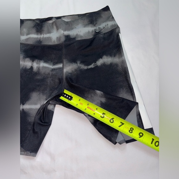 Nike Size M Black & Grey One Luxe 7 Inch Inseam Athletic Gym Bike Shorts - Picture 4 of 7